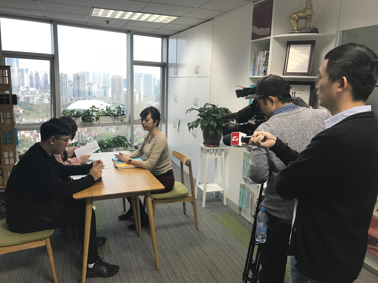 很荣幸受邀上海电视台采访，开辟留学新道路！