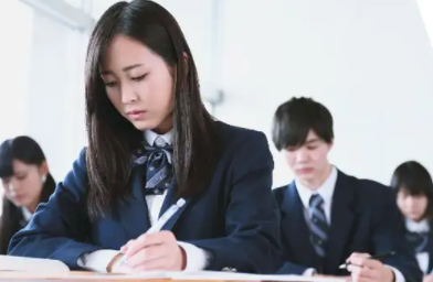 选择专业的日本留学机构，应重点关注哪两个方面？